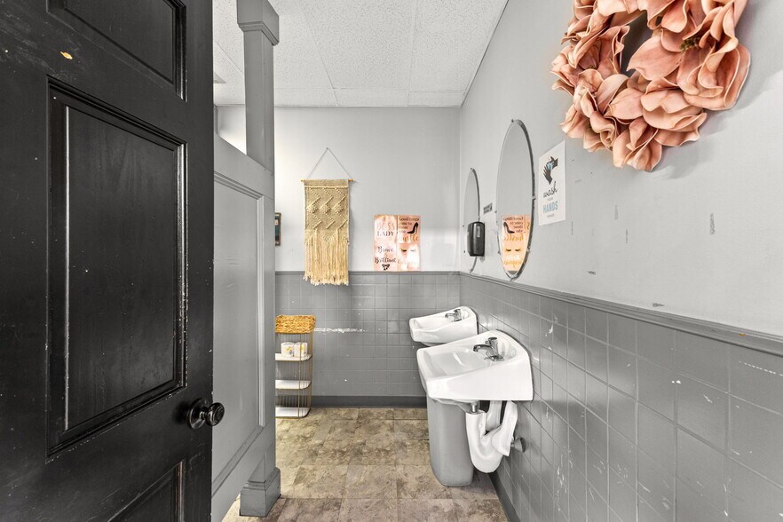 More Photos Of 1615-1623 Acushnet Ave, New Bedford Restaurant For Sale