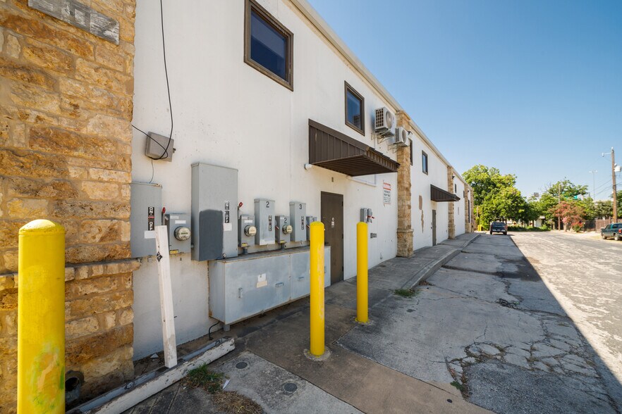More Photos Of 302 Casa Blanca St, San Antonio Warehouse For Sale
