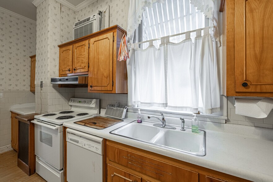 More Photos Of 664 Boulevard, Colonial Heights Office For Sale