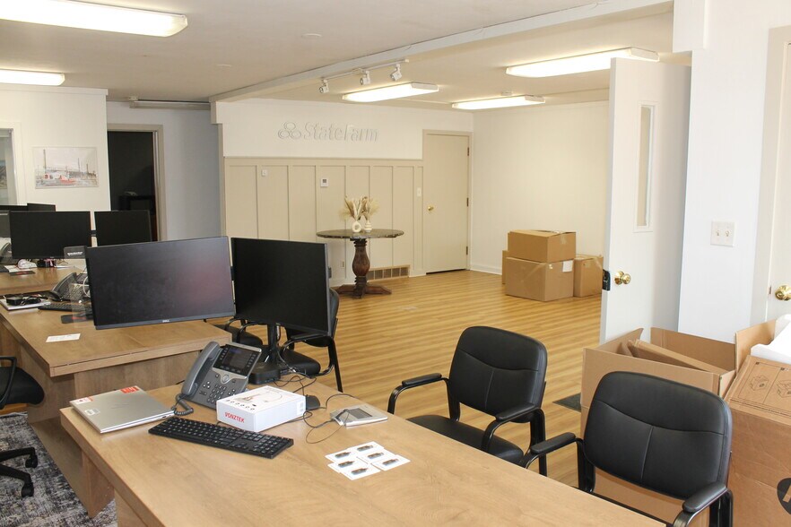 More Photos Of 129 E Locust St, Dekalb Office For Sale