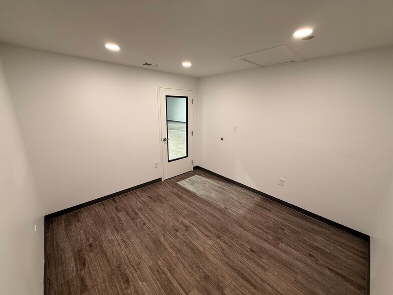 More Photos Of 5780 Dorchester Rd, Charleston Warehouse For Lease