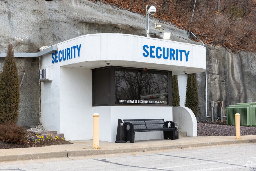 More Photos Of 8600 NE Underground Dr, Kansas City Warehouse For Lease