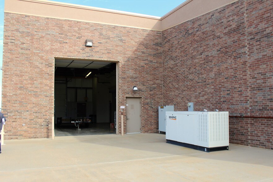 More Photos Of 9802 N Morgan Rd, Yukon Office For Sale