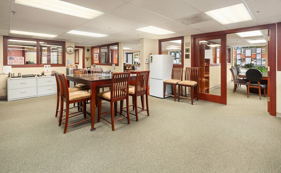 More Photos Of 504 Holly Dr, Edmonds Office For Sale