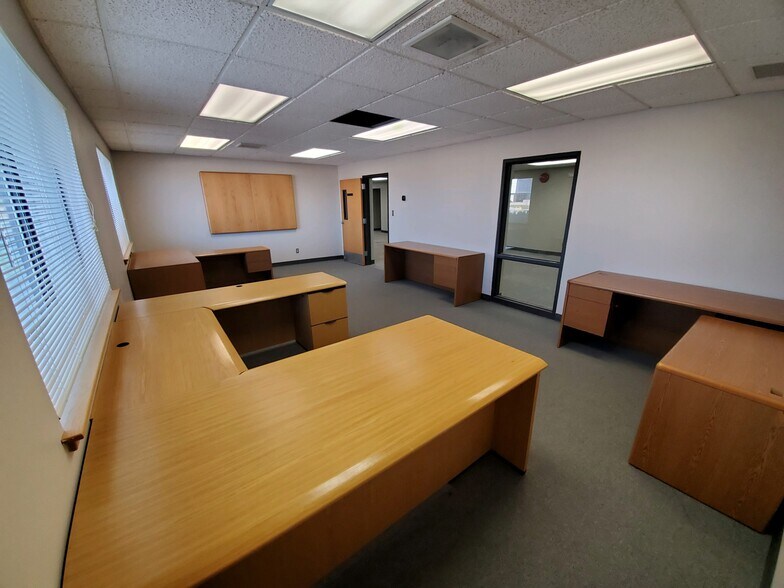 More Photos Of 2690 Fleur Dr, Des Moines Office For Lease