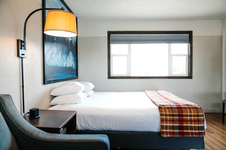 More Photos Of 525 W Rainbow Blvd, Salida Hotel For Sale