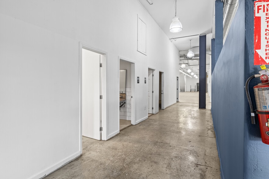 More Photos Of 1931 Bay St, Los Angeles Showroom For Lease
