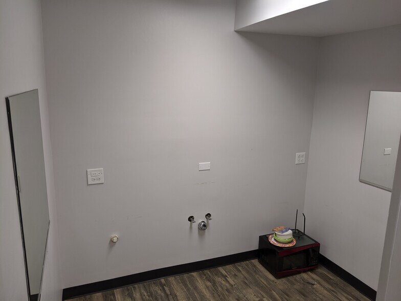 More Photos Of 2052 Western Ave, Waukegan Storefront For Lease