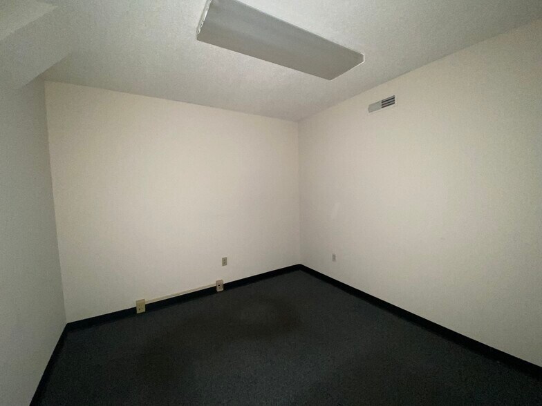 More Photos Of 8300 Dorchester Rd, Charleston Warehouse For Lease