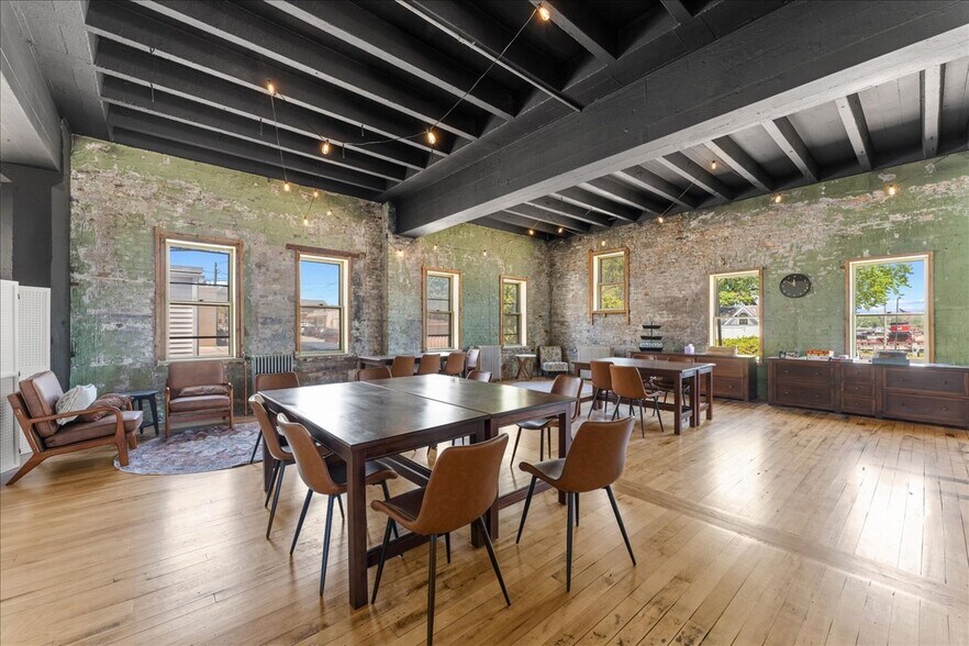More Photos Of 203 Ellis St, Kewaunee Office For Sale