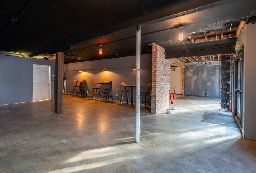 More Photos Of 1745 1st Ave S, Saint Petersburg Bar For Sale