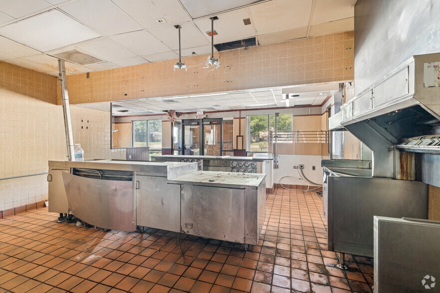 More Photos Of 2920 NE Adams St, Peoria Freestanding For Sale
