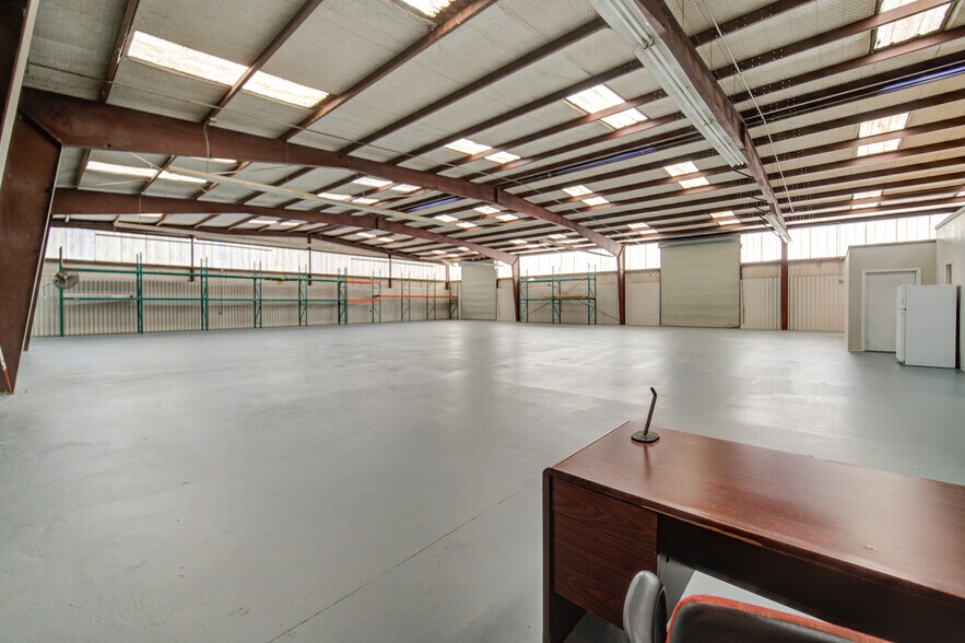 More Photos Of 9399 Summerbell, Houston Warehouse For Lease