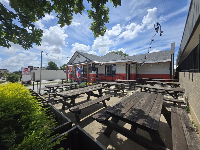 More Photos Of 406 W Abram St, Arlington Restaurant For Sale
