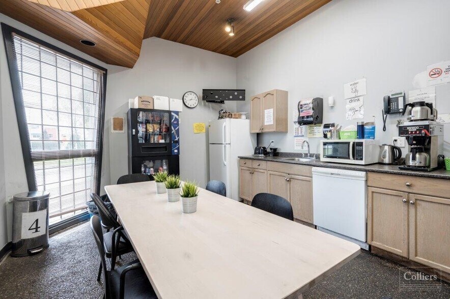 More Photos Of 19689 Telegraph Trl, Langley Twp Service For Lease