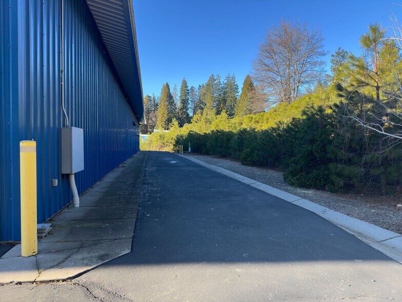 More Photos Of 4015 S Old Stage Rd, Mount Shasta Distribution For Lease
