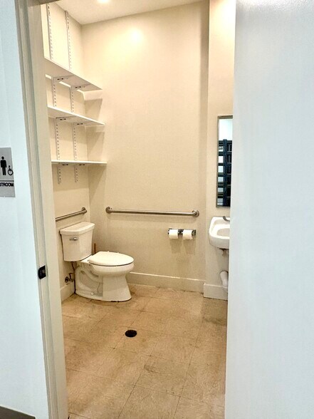 More Photos Of 4000 Magazine St, New Orleans General Retail For Lease