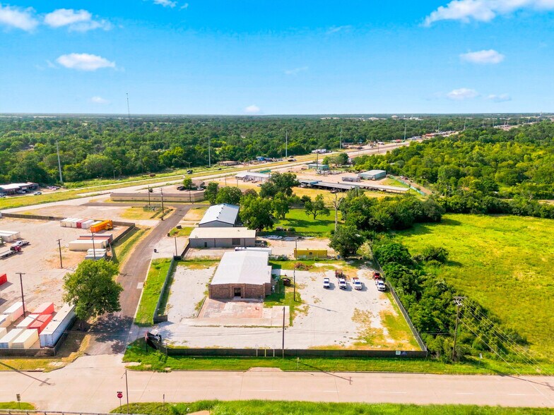 More Photos Of 901 E Johnson St, Waco Service For Sale