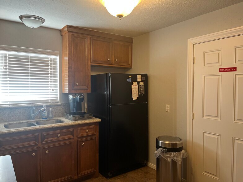 More Photos Of 7026 Belgold St, Houston Office For Sale