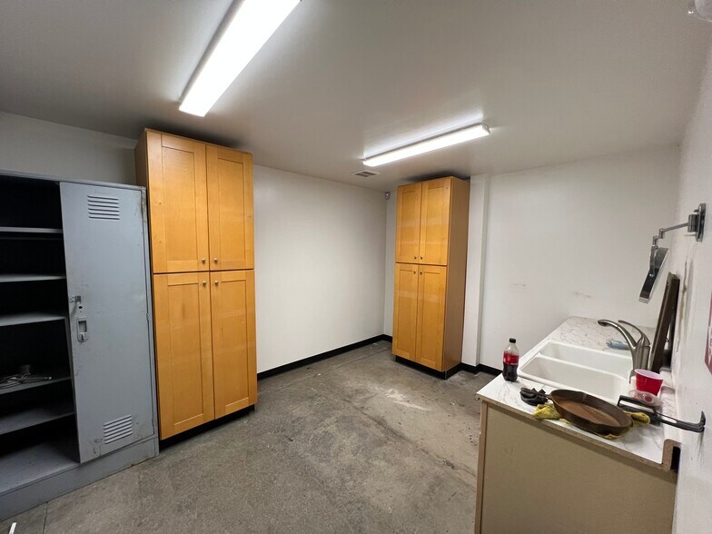 More Photos Of 1704 Kathleen Ave, Sacramento Flex For Lease