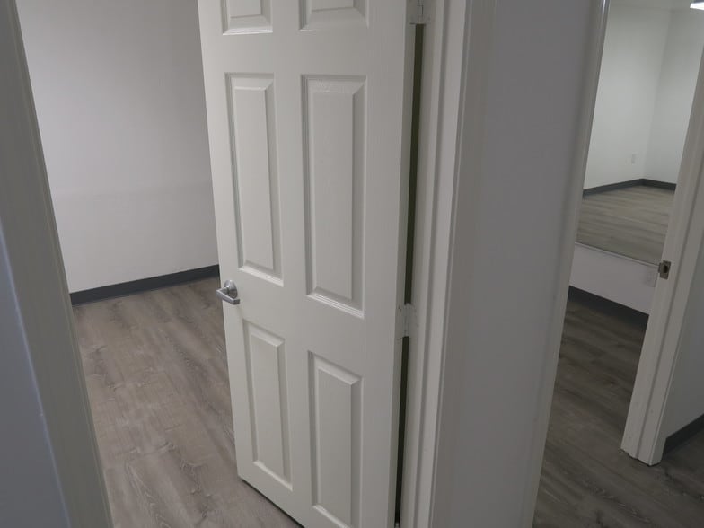 More Photos Of 5818 Southwest Fwy, Houston Showroom For Lease