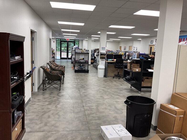 More Photos Of 804 Harmony Rd, Eatonton Showroom For Sale