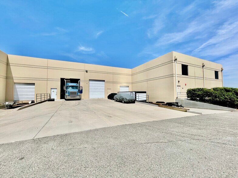 More Photos Of 7790 S Wheeling Ct, Englewood Warehouse For Lease