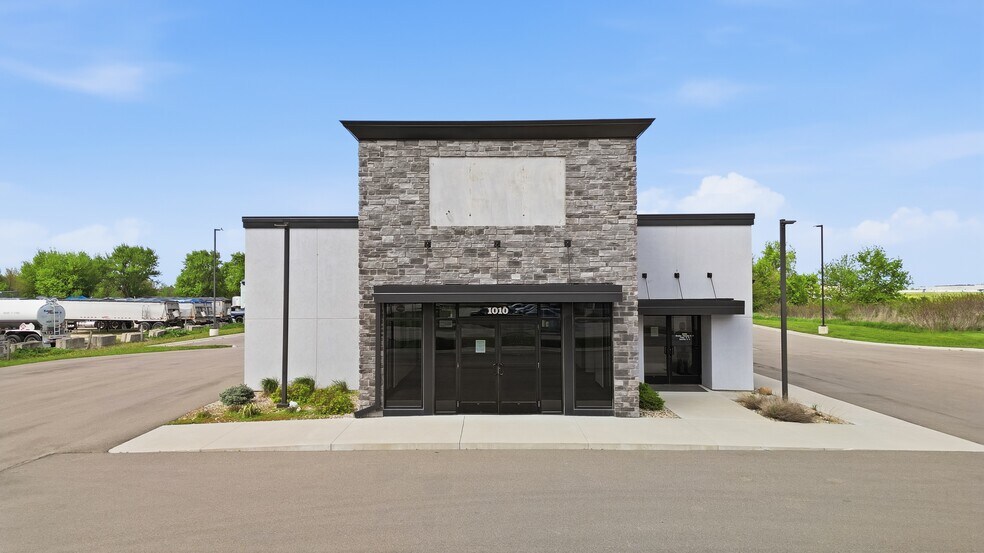 More Photos Of 1010 S 7th St, Rochelle Flex For Sale