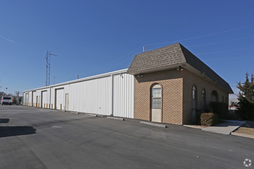More Photos Of 1529 E Spruce St, Olathe Warehouse For Lease