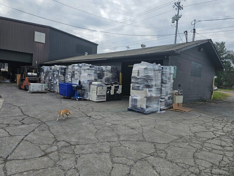 More Photos Of 808 N Lynn Ave, Elizabethton Warehouse For Lease