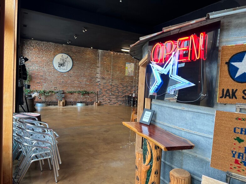 More Photos Of 503-505 S Main St, Calvert Restaurant For Sale