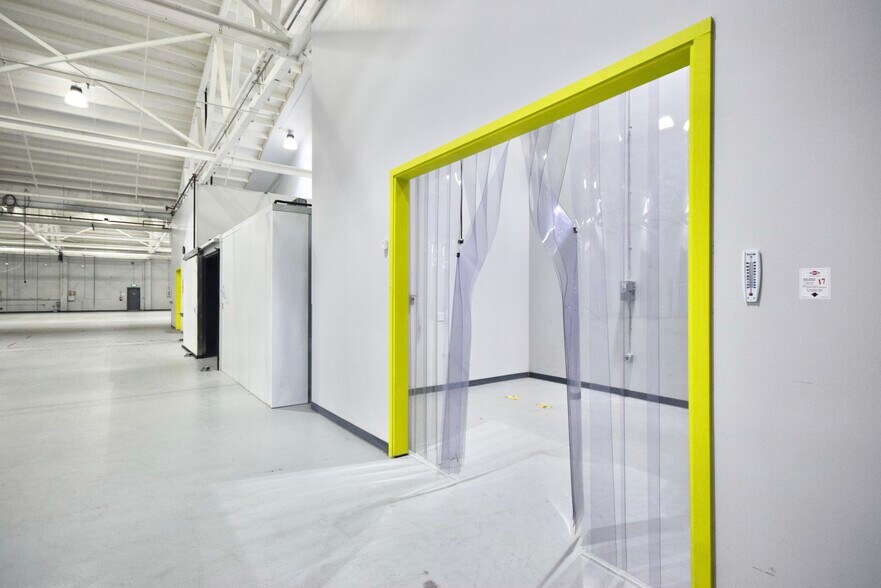 More Photos Of 2200 SE Mailwell Dr, Milwaukie Warehouse For Lease