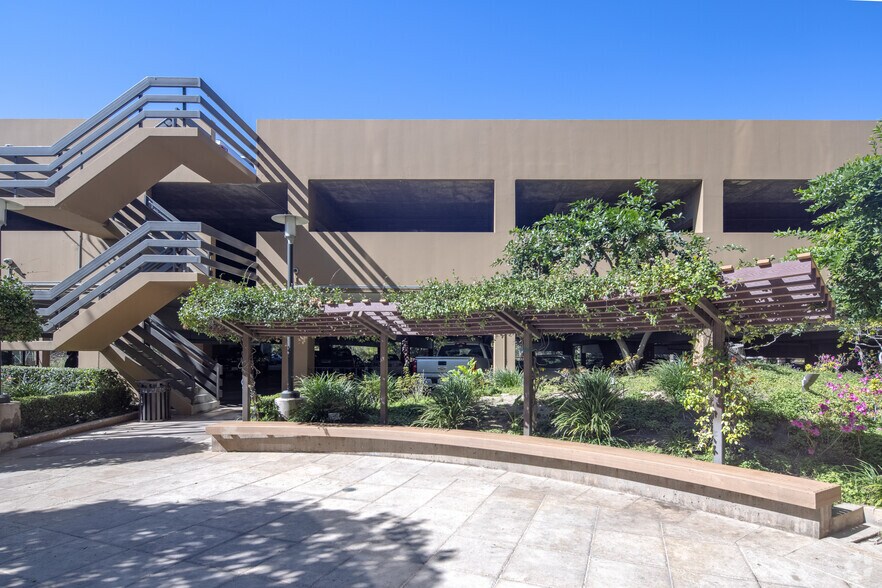 More Photos Of 4605 Lankershim Blvd, North Hollywood Office For Lease