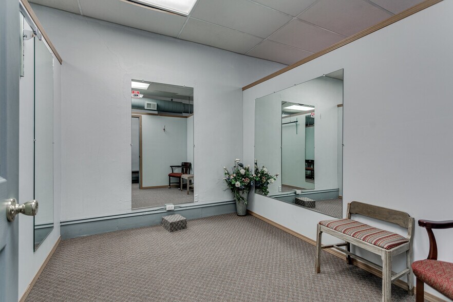 More Photos Of 172 W Wisconsin Ave, Kaukauna Storefront For Sale