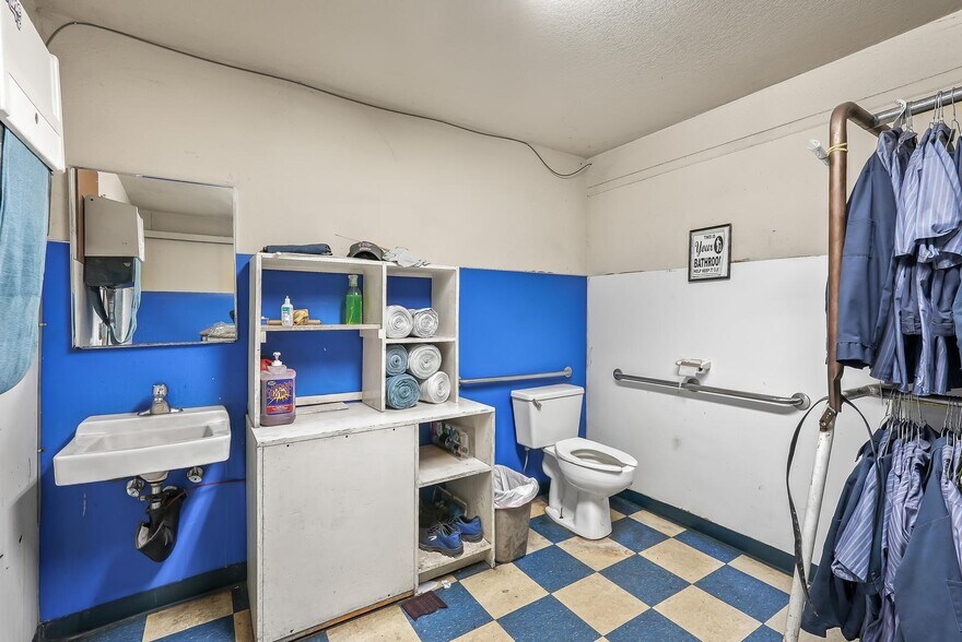 More Photos Of 555 N Pacific Hwy, Woodburn Auto Repair For Sale