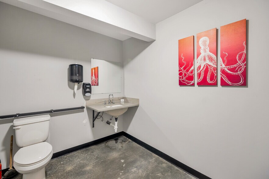 More Photos Of 13003 Tukwila International Blvd, Tukwila Warehouse For Sale