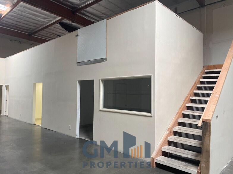 More Photos Of 2400-2402 Palm Dr, Signal Hill Warehouse For Lease