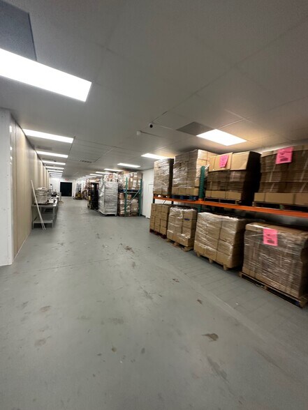More Photos Of 9207 Emmott Rd, Houston Warehouse For Lease
