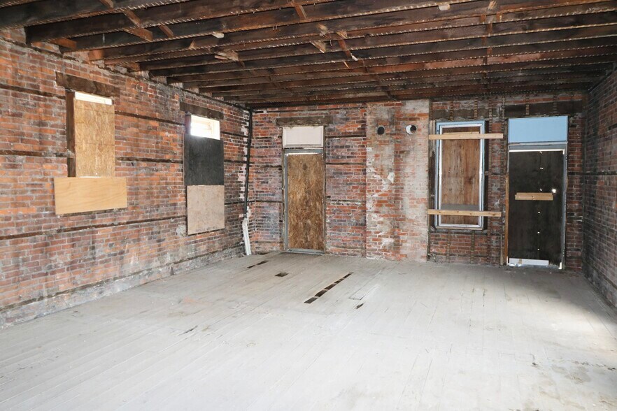 More Photos Of 1097 Jackson St, Dubuque General Retail For Sale
