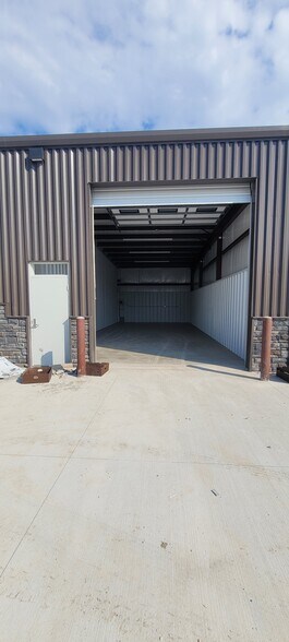 More Photos Of 2105 E Kansas City Rd, Olathe Warehouse For Lease