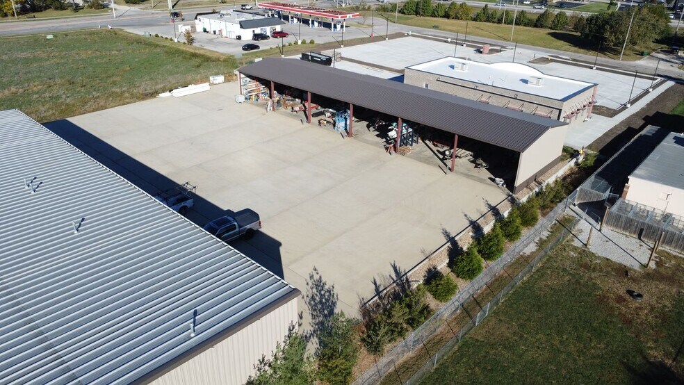 More Photos Of 920-920 E Warren St, Gardner Light Distribution For Lease