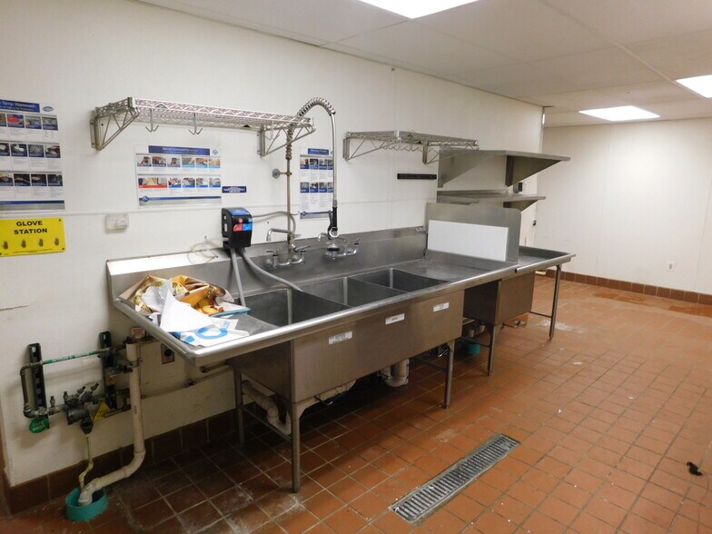 More Photos Of 7320 W Good Hope Rd, Milwaukee Fast Food For Lease