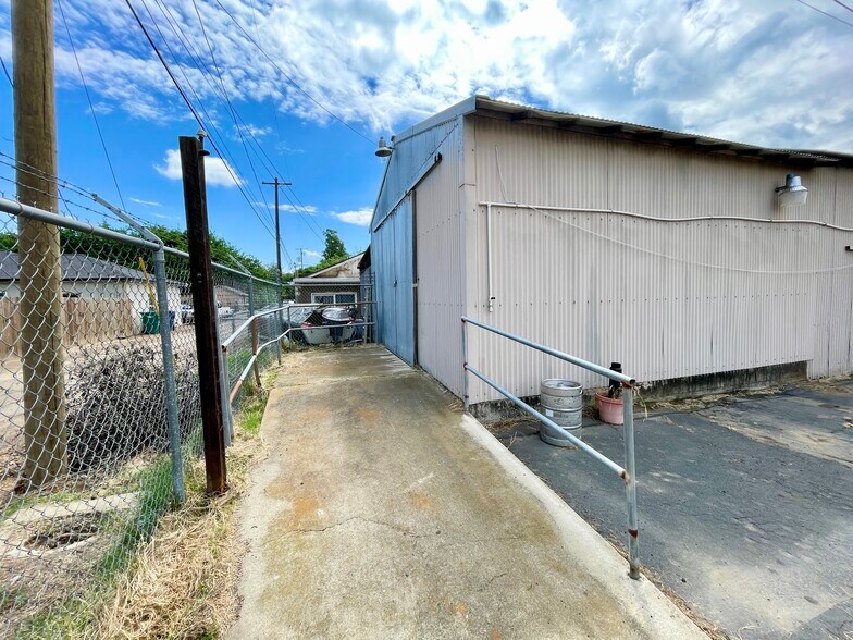 More Photos Of 1799 E 21st St, Merced Flex For Sale