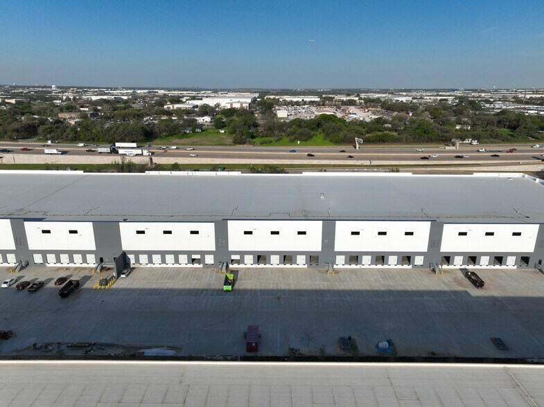 More Photos Of 902 W Shady Grove Rd, Grand Prairie Distribution For Lease