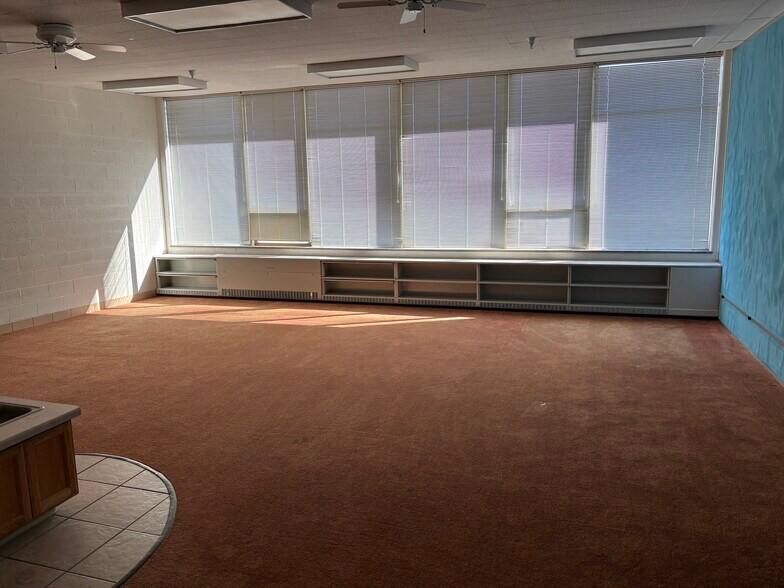 More Photos Of 670 Main Ave, De Pere Schools For Lease