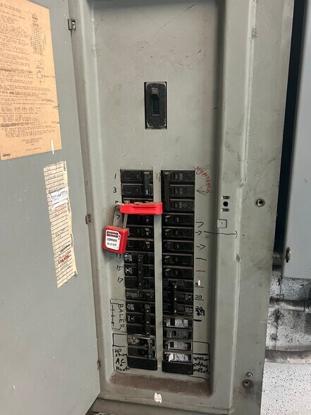 More Photos Of 1371-1375 Wilhelm Rd, Mundelein Distribution For Lease