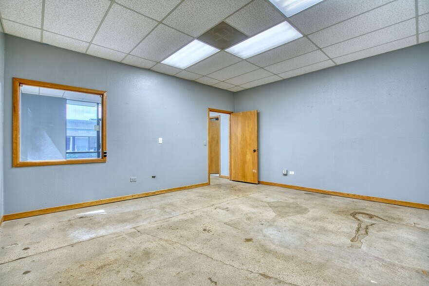 More Photos Of 575 Burbank St, Broomfield Flex For Lease