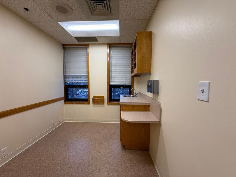 More Photos Of 33 Bartlett St, Lowell Medical For Lease