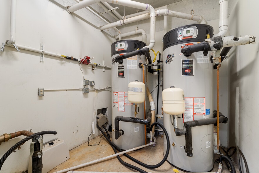 More Photos Of 240 Mitchelle Dr, Hendersonville Hotel For Sale