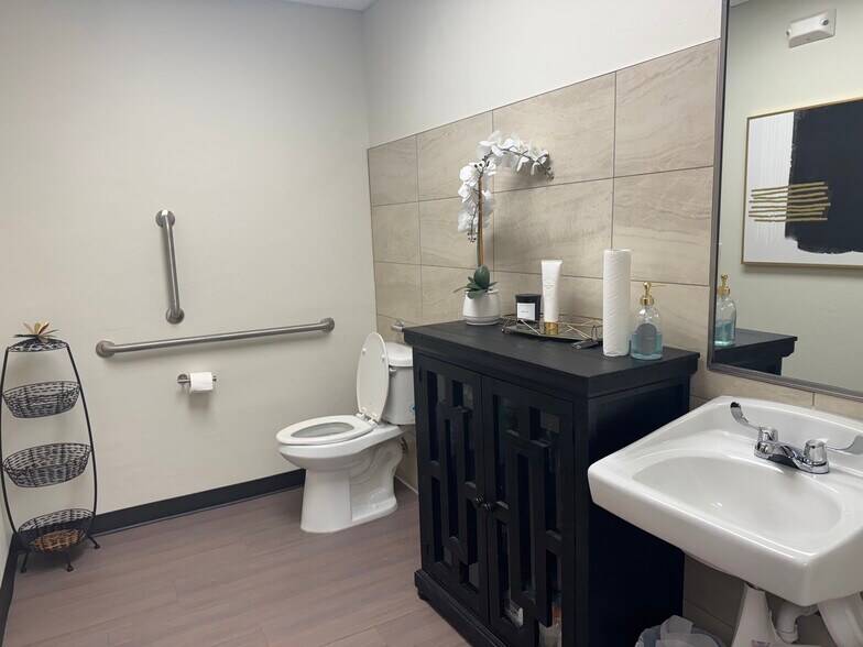 More Photos Of 217-223 S Coltrane Rd, Edmond Storefront Retail Office For Lease